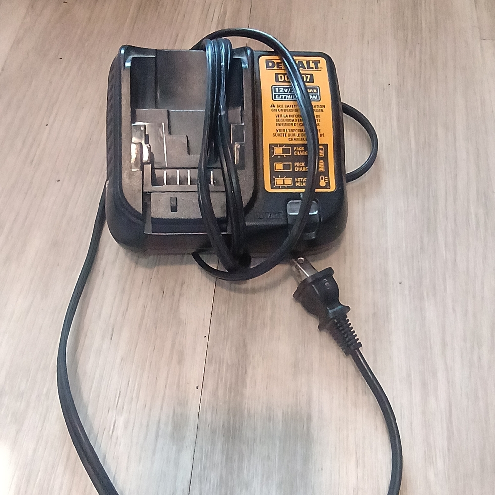 DEWALT DCB107 Battery Charger with Cord